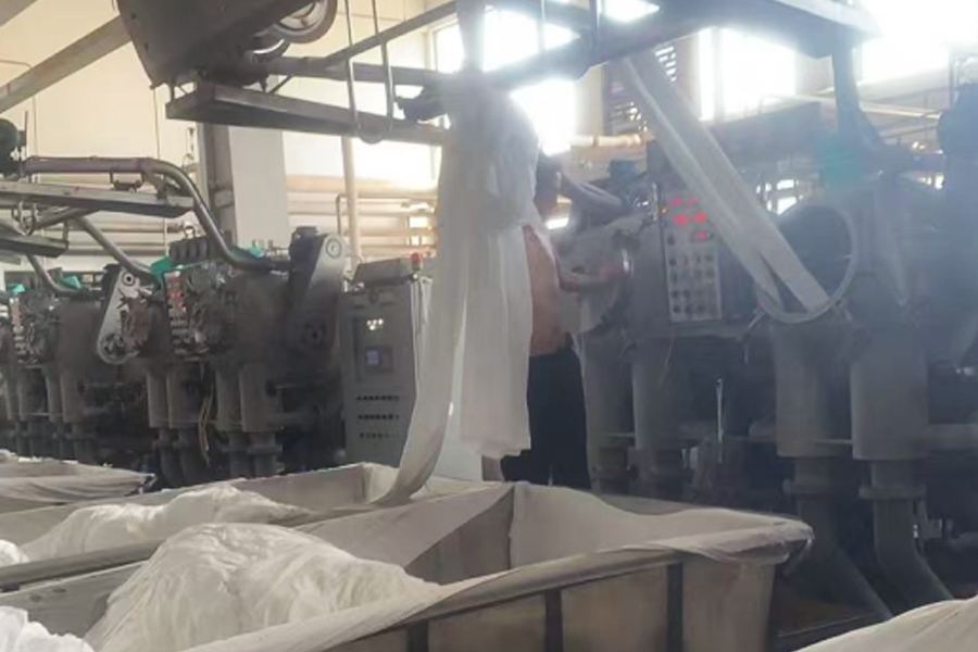 Farvning fabrikkens produktion-grå klud ind i cylinderen