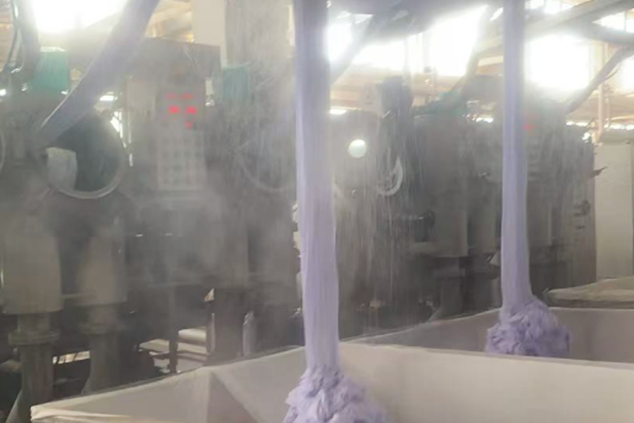 Farvning fabrikkens produktion-halvfabrikata ud af cylinderen